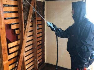 ベイライフのお葬式が相模原市で特殊清掃をしている様子